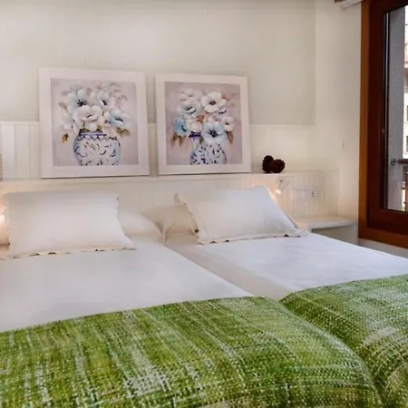 בית נופש Sleeps 7 Pool או גרובה